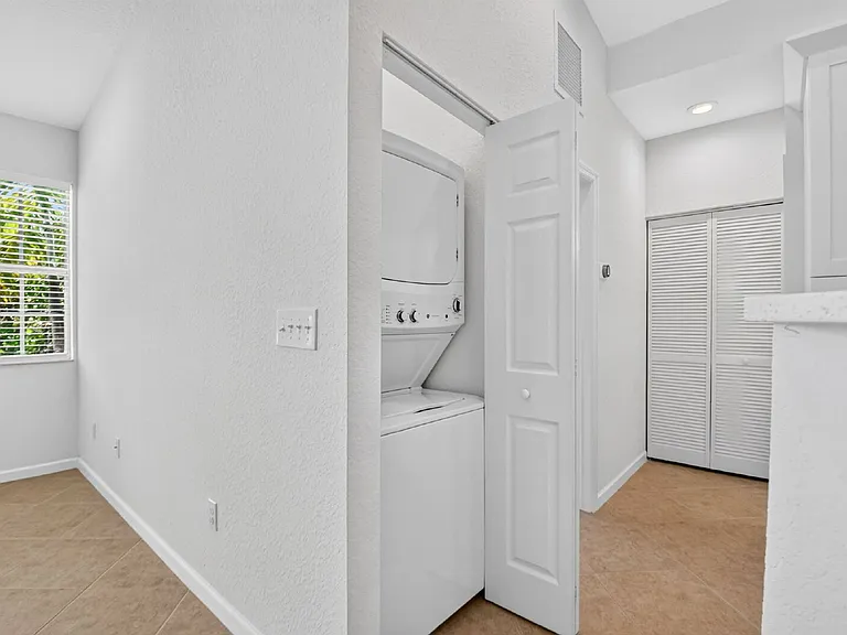 3199 Laurel Ridge Cir — Photo 36