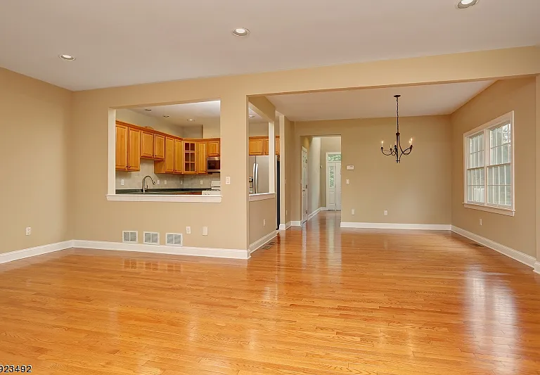 215 Raymound Blvd — Photo 4