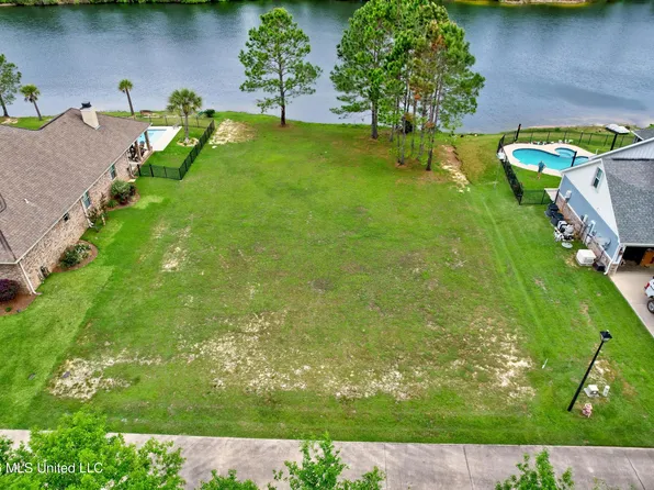 122 Emerald Lake Dr, Waveland, MS 39576