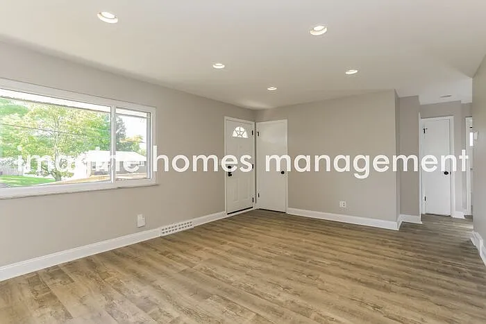3 bed, 2.0 bath, 1073 sqft, $2,189 — Photo 3
