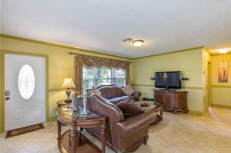2 bed, 2.0 bath, 950 sqft, $5,390 — Photo 3