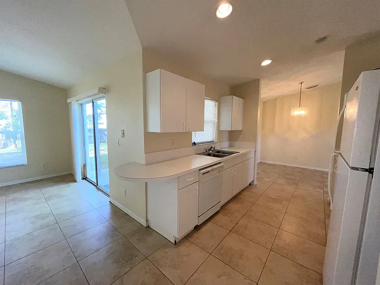 419 SW Meadow Ter — Photo 7