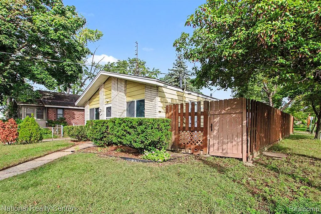 3 bed, 1.0 bath, 900 sqft, $1,750 — Photo 4