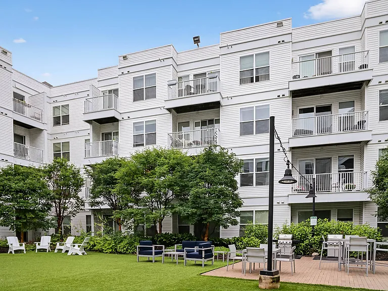 75 Tresser Blvd Apartments — Photo 42