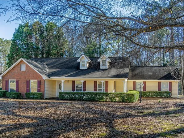 97 Twelve Oaks Dr, Smiths Station, AL 36877