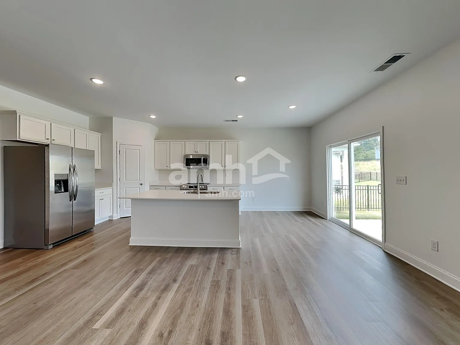 4 bed, 2.5 bath, 2293 sqft, $2,495 — Photo 3