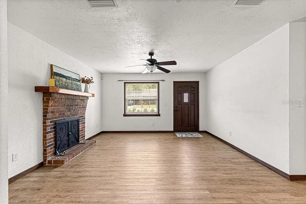 2 bed, 2.0 bath, 924 sqft, $1,600 — Photo 2
