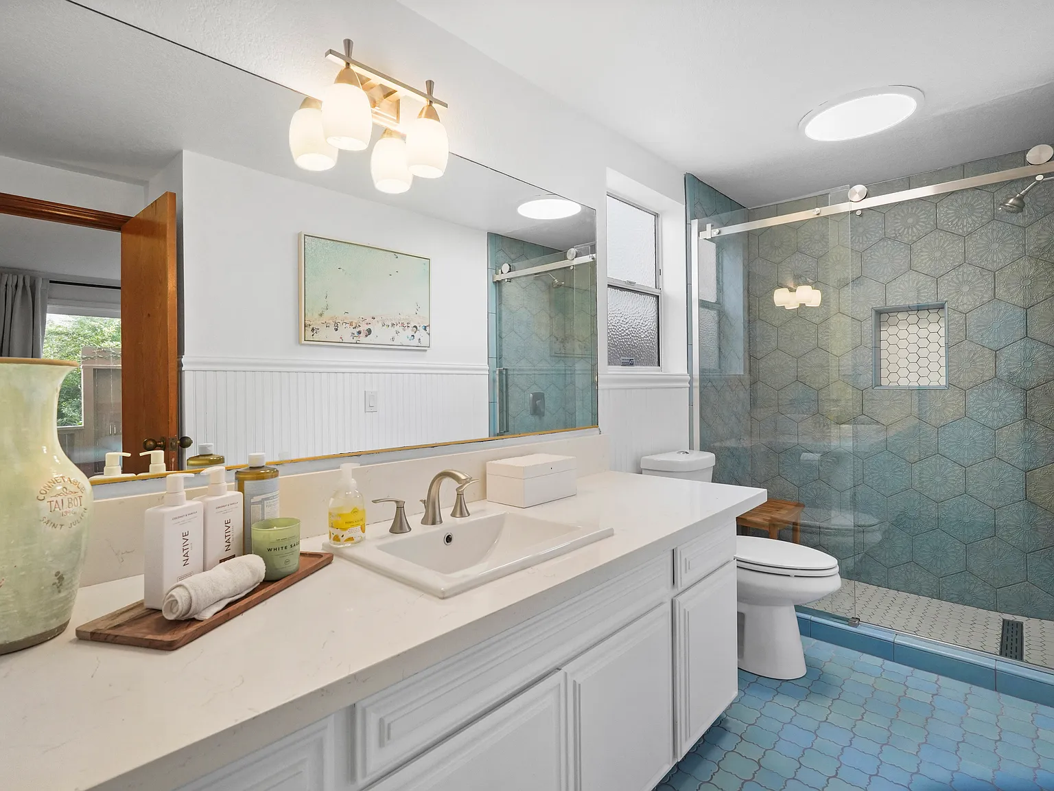 300 Rossmore Dr — Photo 2