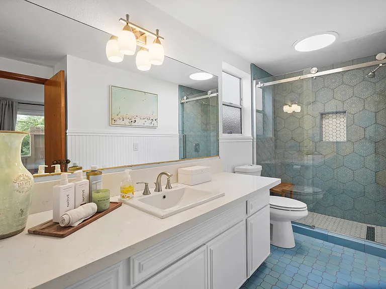 300 Rossmore Dr — Photo 2