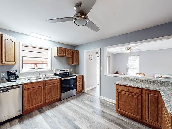 4th image of 594 May Royal Dr