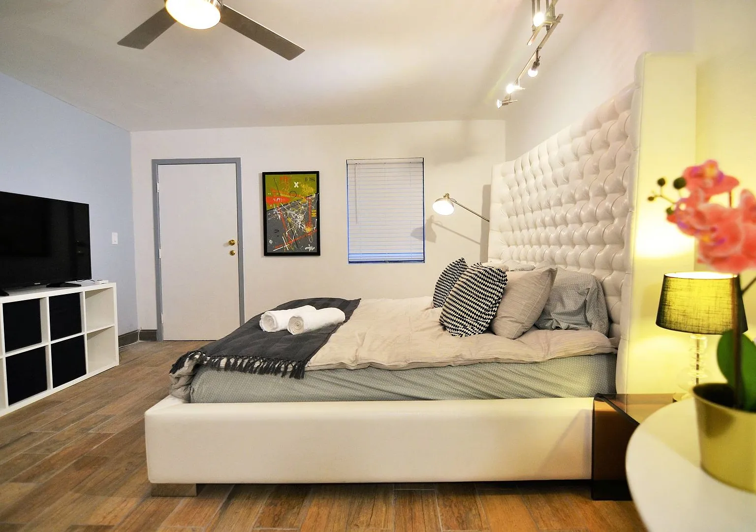 Studio Off of Sunset Strip W/ King Bed — Photo 1