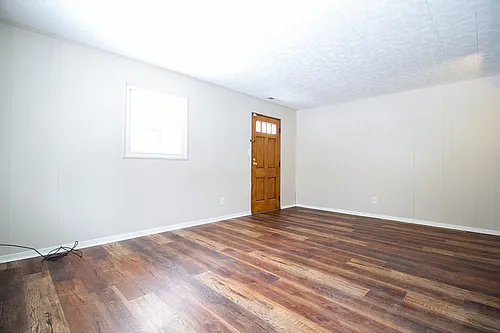 Darling 2BR Home with Everything On One Floor! Gorgeous Hardwoods, Updated Kitchen and Bath, Priv... — Photo 2