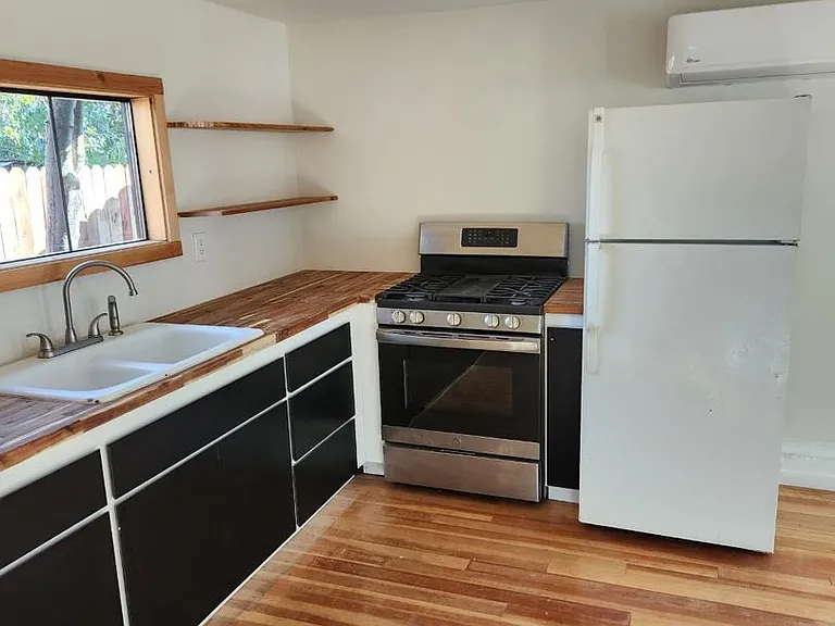 3433 Willow St #2 — Photo 8
