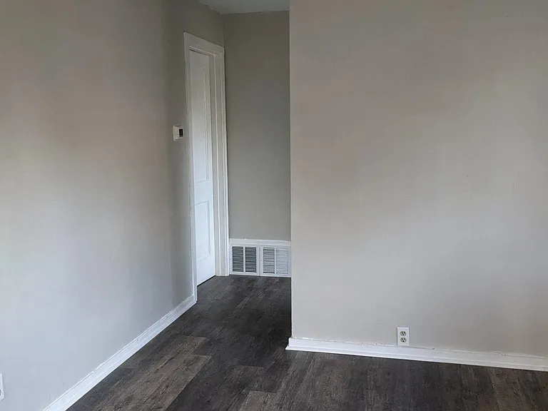 54-56 Seaman Cir #56 — Photo 4