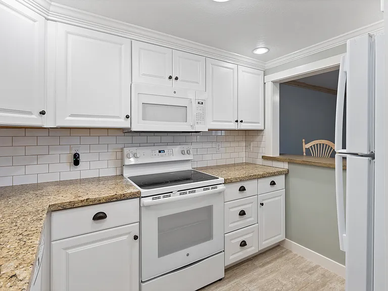 8 N 325 E — Photo 9