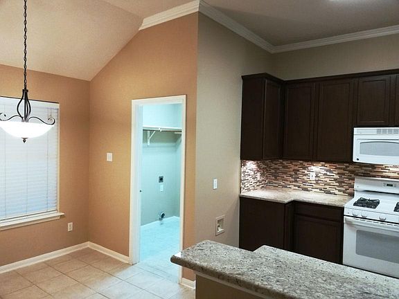 Breakfast area, door to laundry room and kitchen. Picture shows old appliances that since were upgraded to Samsung stainless steel ones.