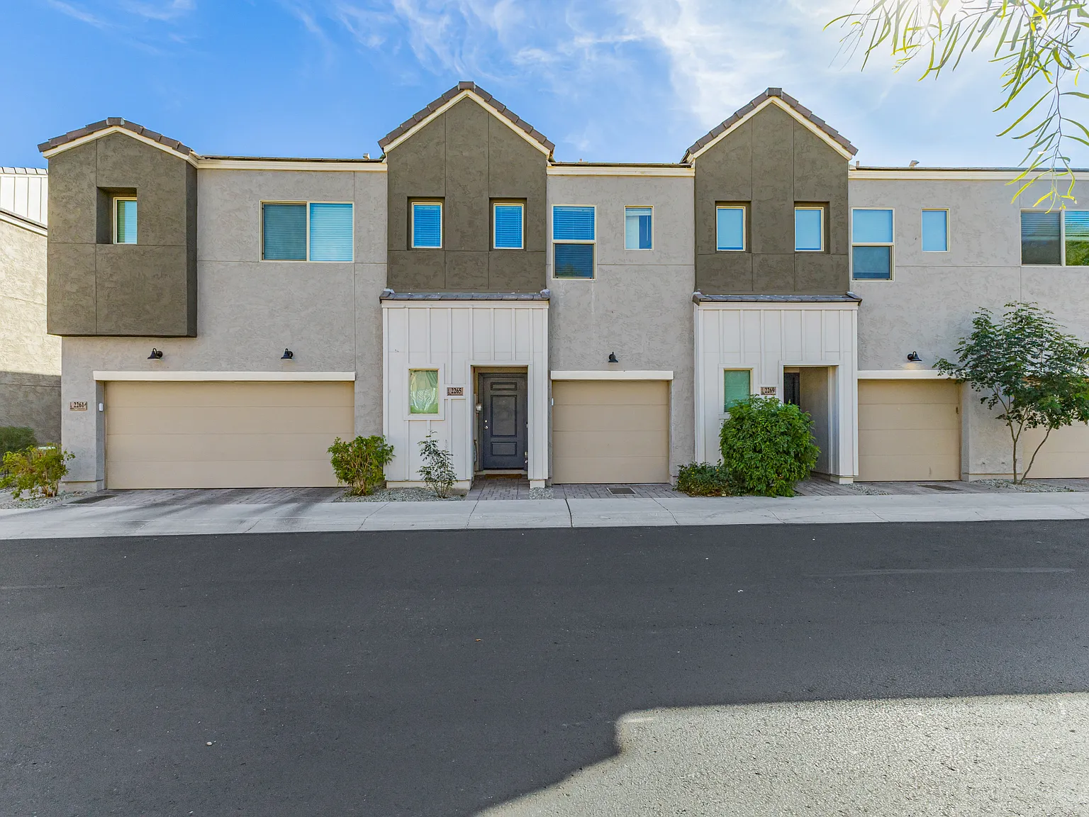 2 bed, 2.5 bath, 1457 sqft, $2,049 — Photo 2