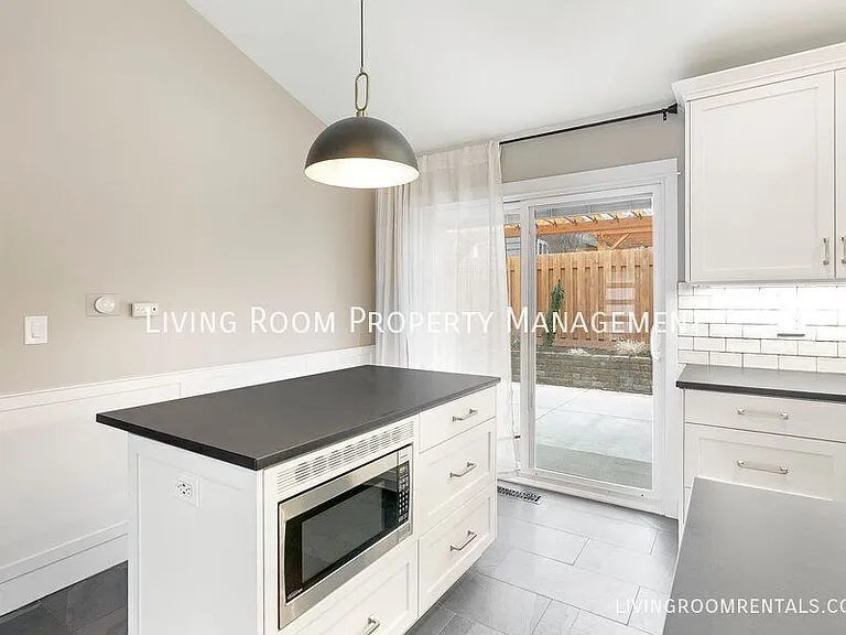 2040 SW Huntington Ave — Photo 4
