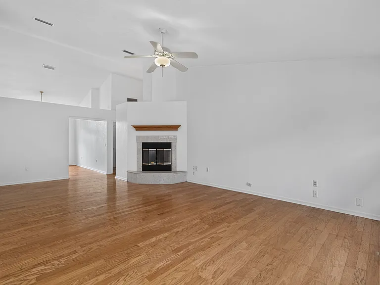 2324 NW 40th Pl — Photo 15