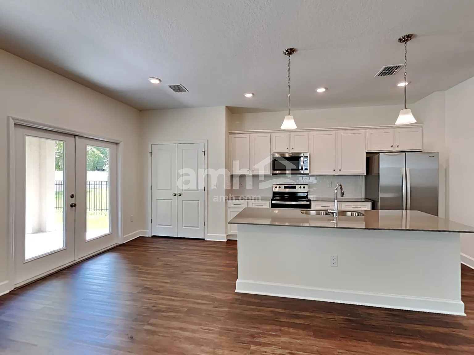 4 bed, 2.5 bath, 1977 sqft, $2,520 — Photo 4