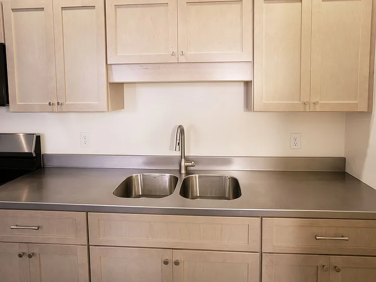 36 Middle St — Photo 2