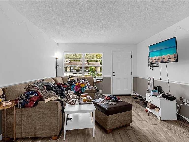 1267 Woodman Way — Photo 4