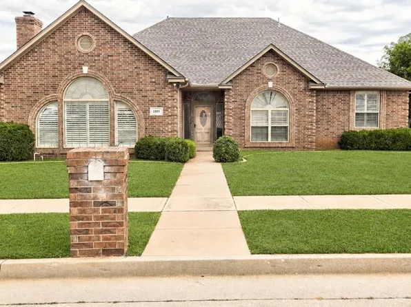 1801 Churchill Rd, Yukon, OK 73099