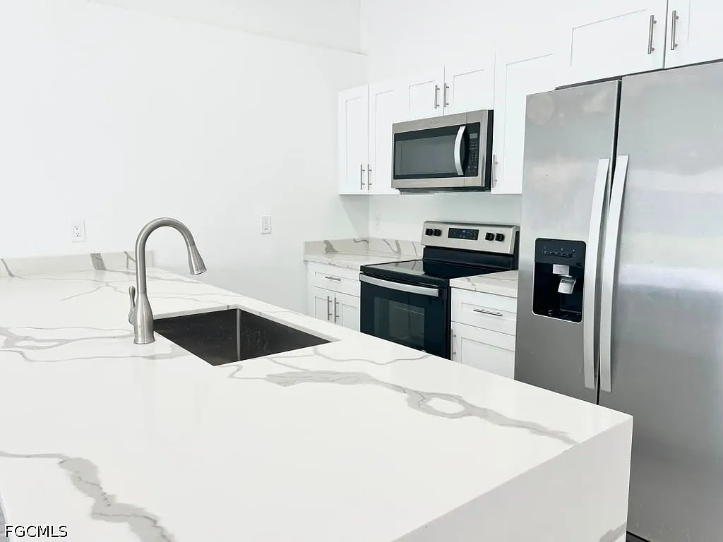 3 bed, 2.0 bath, 1329 sqft, $1,900 — Photo 4