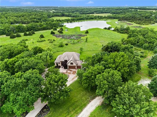 18890 W 252nd St, Paola, KS 66071
