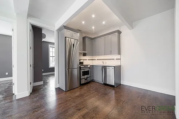 Rented by Evergreen Apartments BK | media 2