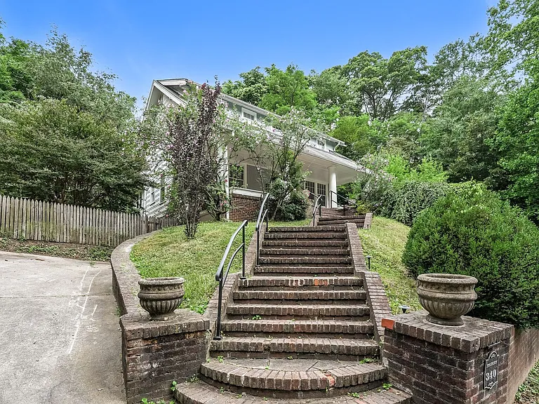 340 W End Blvd — Photo 2