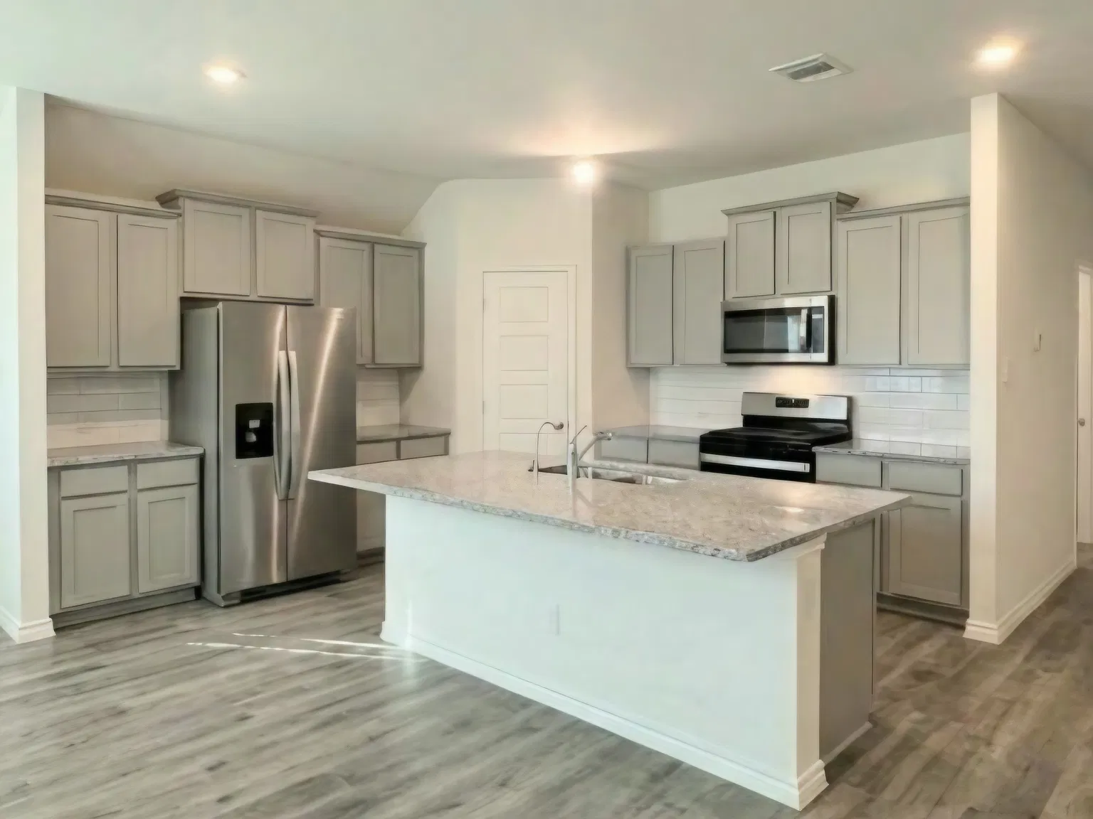 4 bed, 2080 sqft, $2,400 — Photo 3