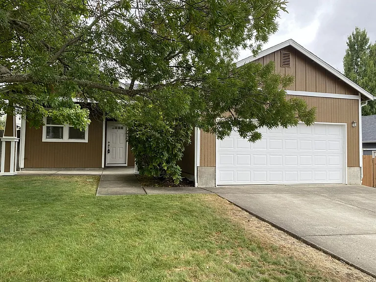 660 Callahan Dr — Photo 2