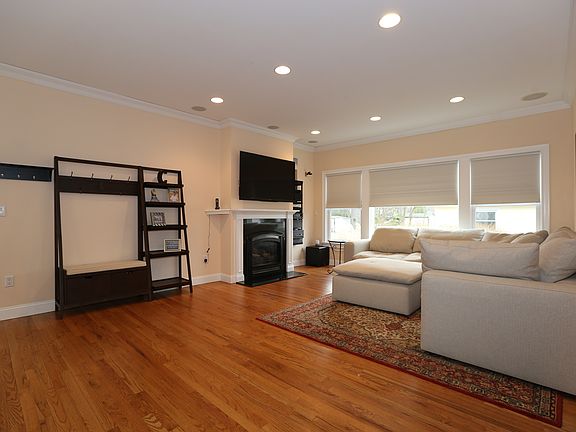 3rd image of 9 Pacific Ave