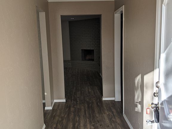 Foyer w/ coat closet