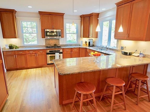 5th image of 25 Brookhouse Dr