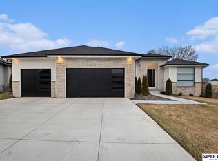 18402 Corby St, Elkhorn, NE 68022