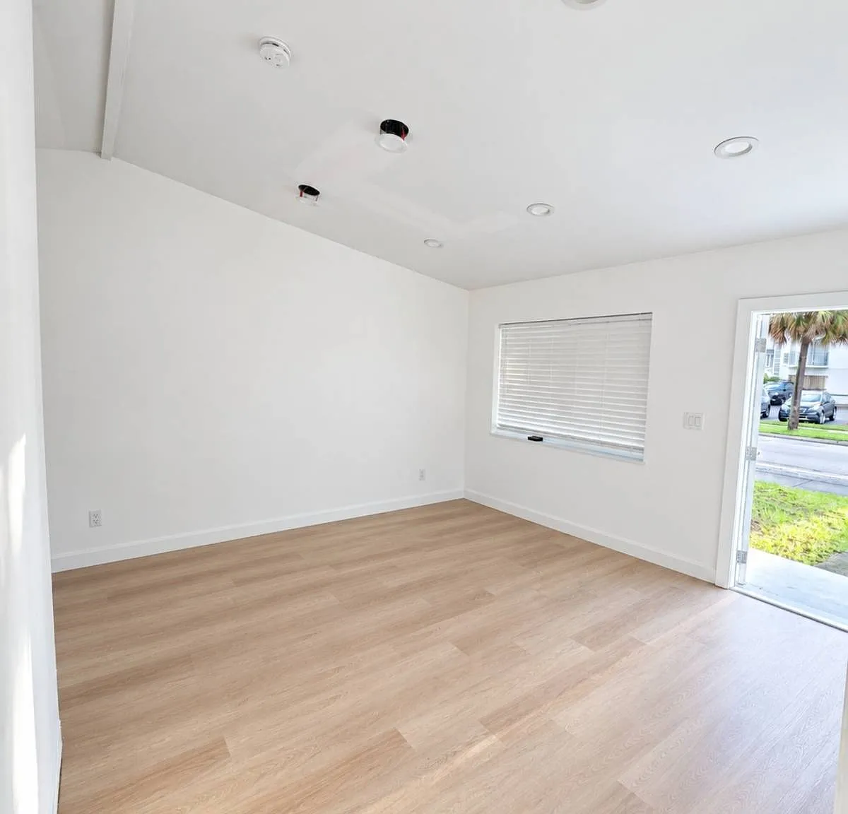 2 bed, 1.0 bath, 700 sqft, $2,500 — Photo 2