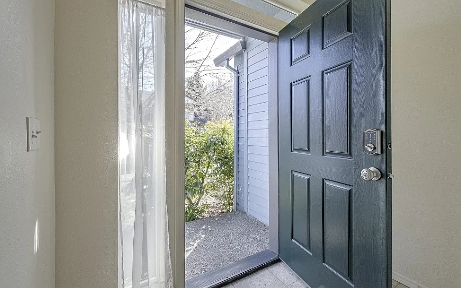 909 SE Sacha Pl — Photo 2