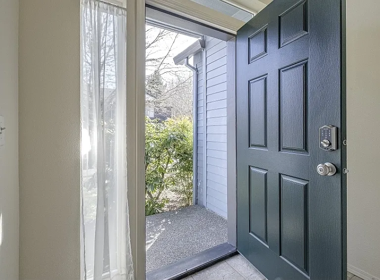 909 SE Sacha Pl — Photo 2