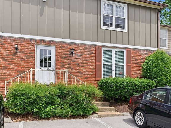3rd image of 924 Coarsey Dr