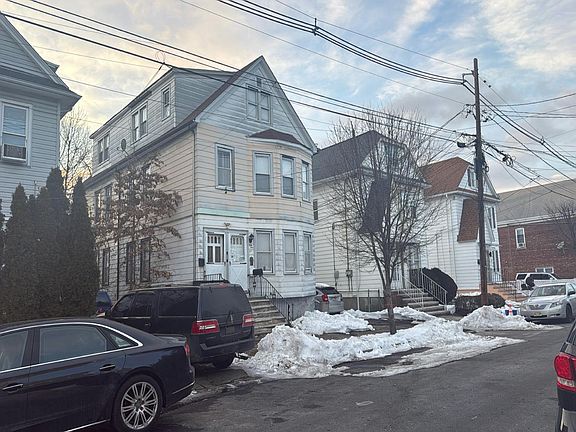 3rd image of 27 Donald St
