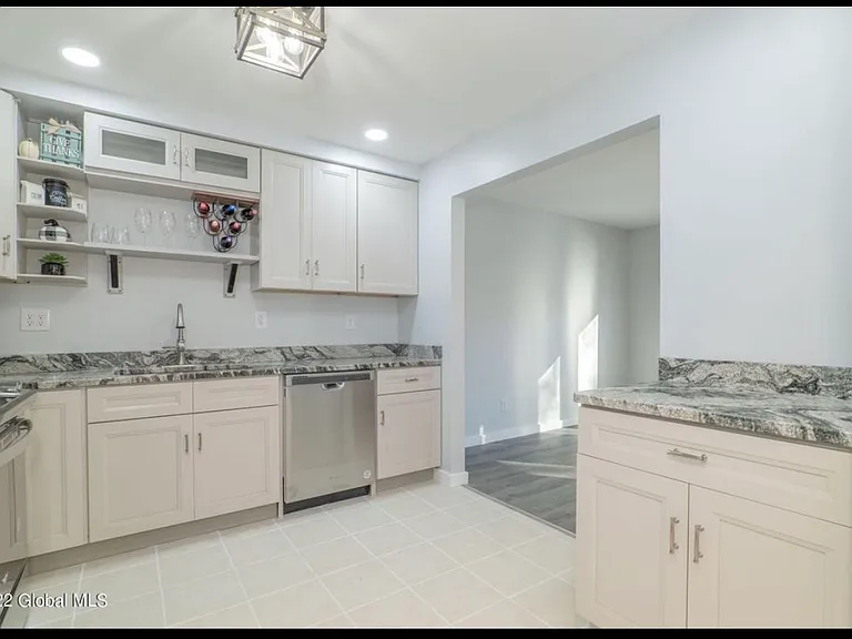 4 Clubhouse Dr #4 — Photo 2