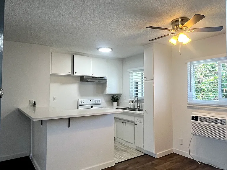 5548 Yarmouth Ave #1 — Photo 8