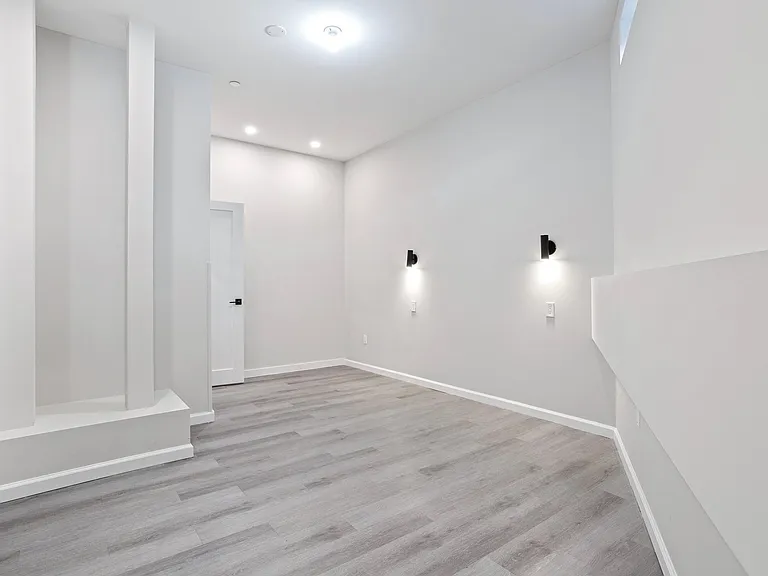 61 Delmonico Pl #1B — Photo 11