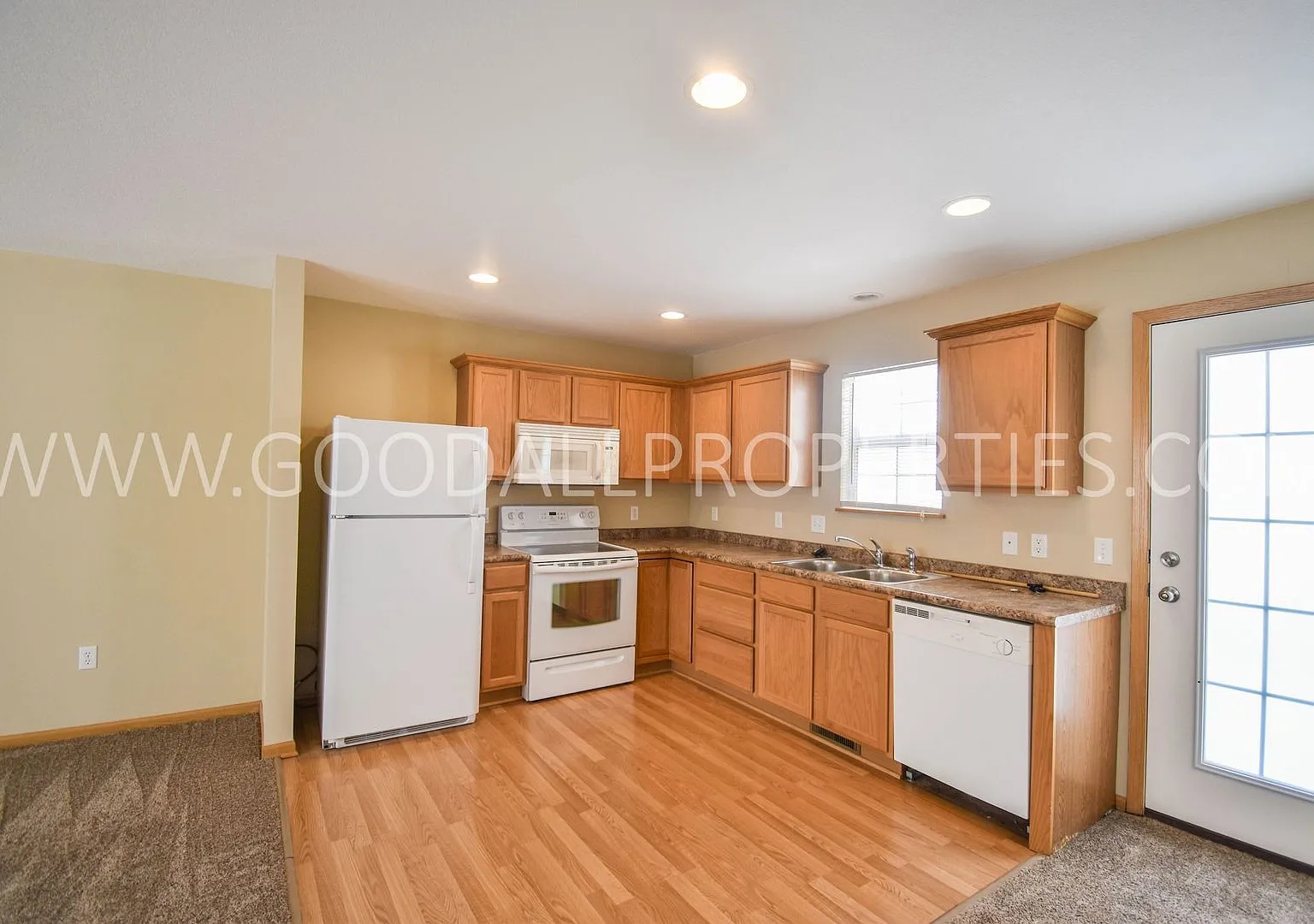 Spacious 2-Bedroom Urbandale Townhome with 2-Car Attached Garage — Photo 2