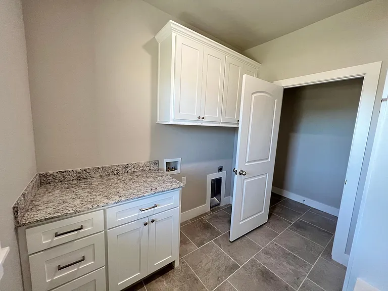 1052 Morra Ave — Photo 10