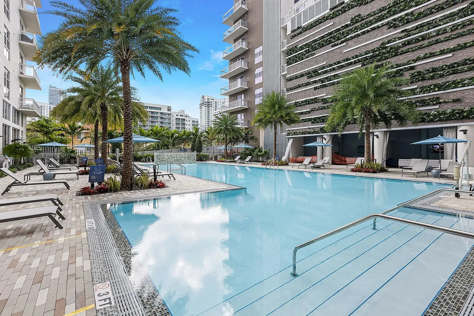 1 bed, 642 sqft, $2,561 — Photo 1