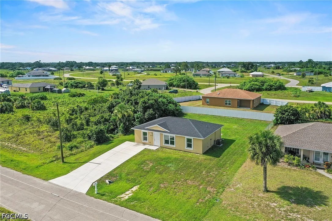 3 bed, 2.0 bath, 1120 sqft, $2,100 — Photo 3