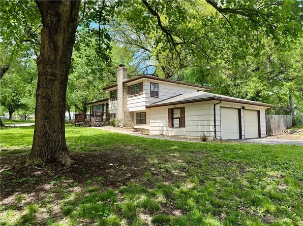 7311 Stearns St, Shawnee, KS 66203